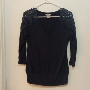 Cache black lace blouse with solid covering four main blouse. Lace incorporated